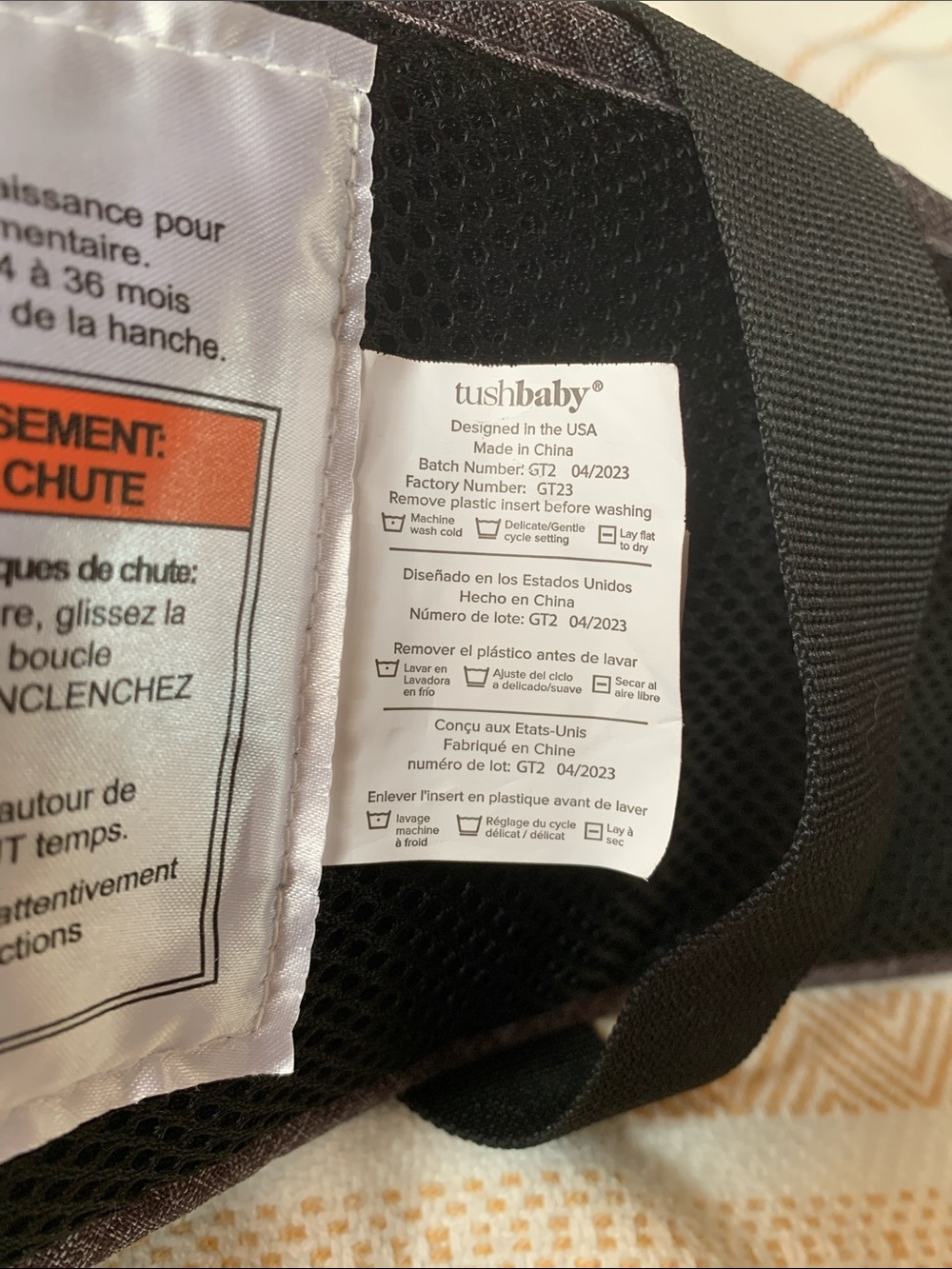 Tushbaby Travel Lite Hip Seat Carrier in Charcoal - Picture 8 of 10